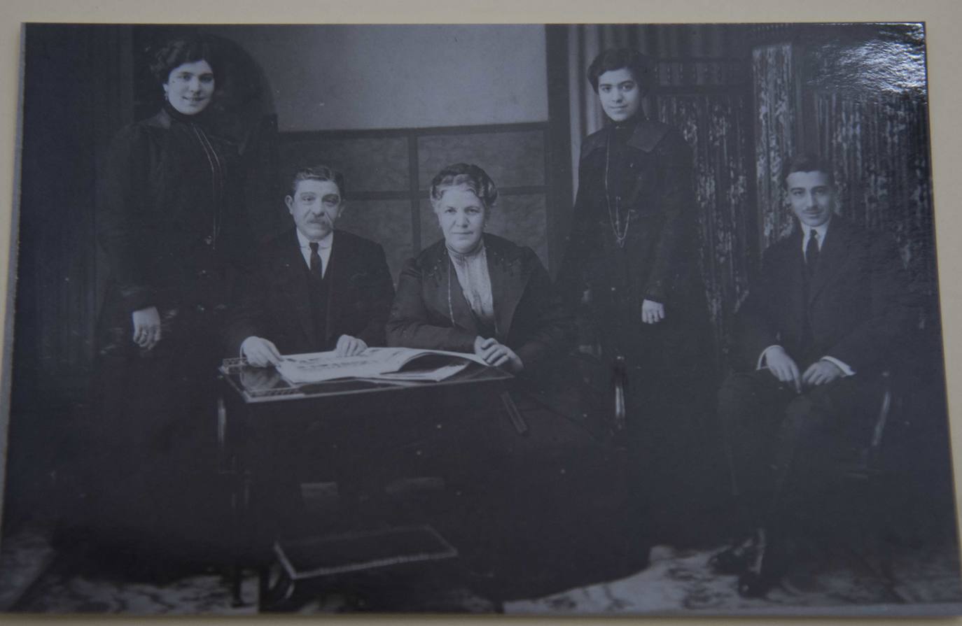 La tercera más antigua de Málaga, cierra sus puertas de manera definitiva tras 134 años de servicio a los malagueños. En la imagen, Bonifacio Gómez Martínez con su familia. Hacia 1913.