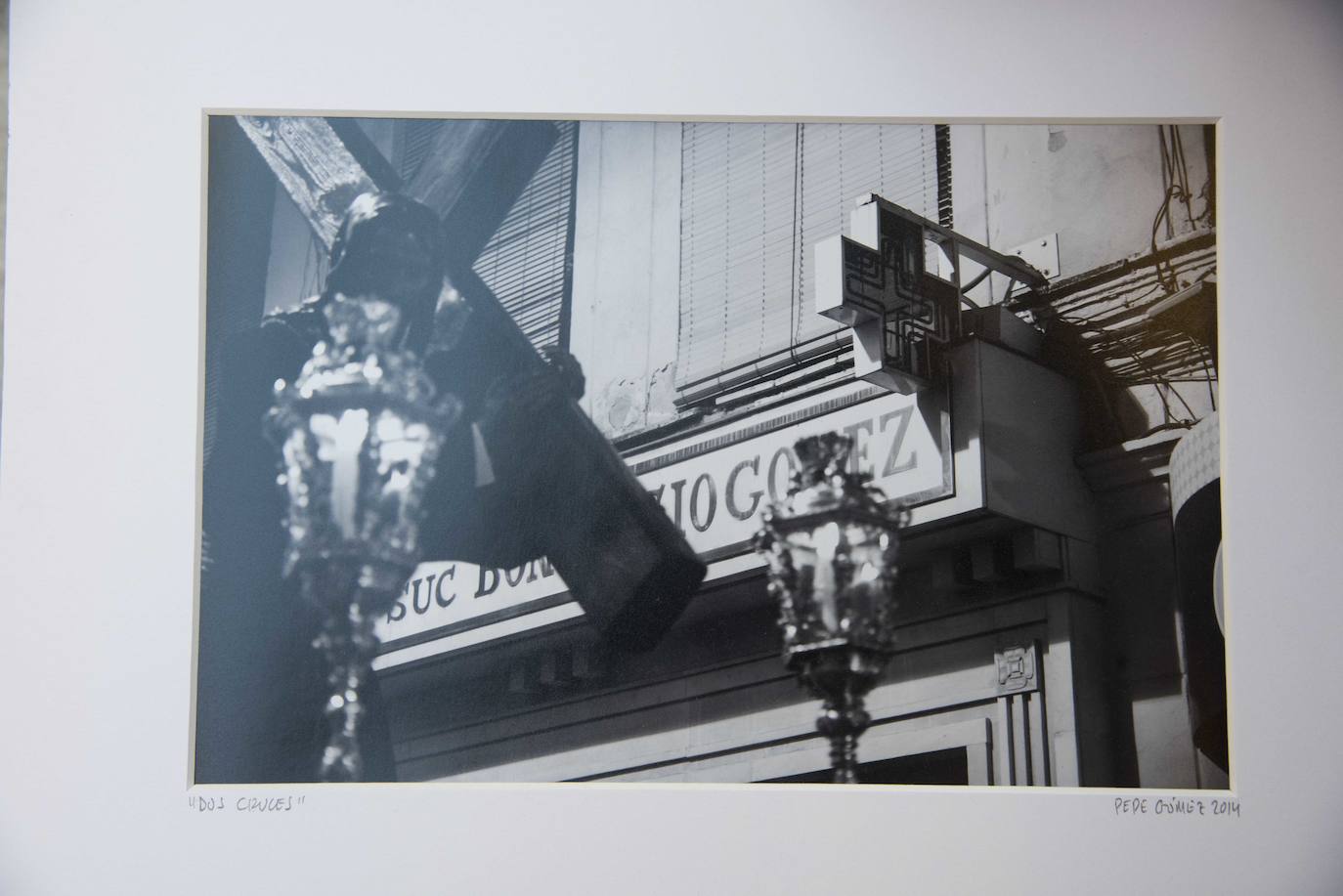 La tercera más antigua de Málaga, cierra sus puertas de manera definitiva tras 134 años de servicio a los malagueños. El Nazareno del Paso en la fachada de la Farmacia de Bonifacio Gómez