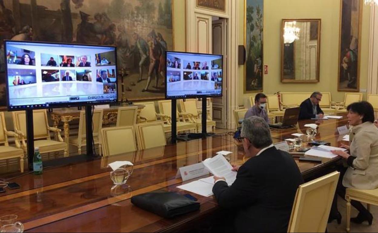 Isabel Celaá y responsables ministeriales, durante la reunión por teleconferencia de esta mañana. 