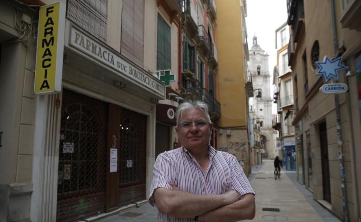 El actual propietario, Tomás Páez, en la puerta de la farmacia, ya cerrada. 