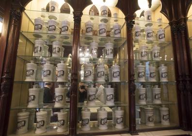 Imagen secundaria 1 - Homenaje a Bonifacio Gómez en 1935. Albarelos de la farmacia. Detalle de la caja registradora antigua.