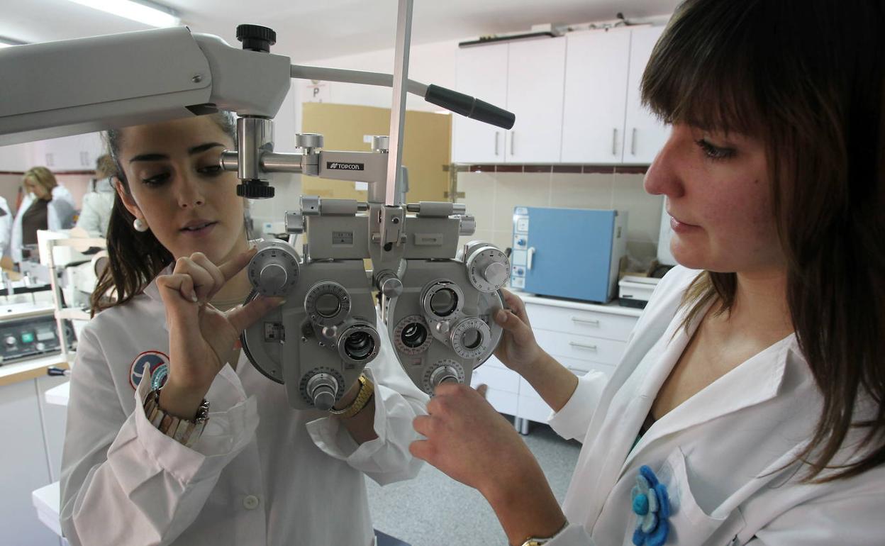 El Ministerio rectifica y los alumnos de FP que aplacen sus prácticas no perderán la beca