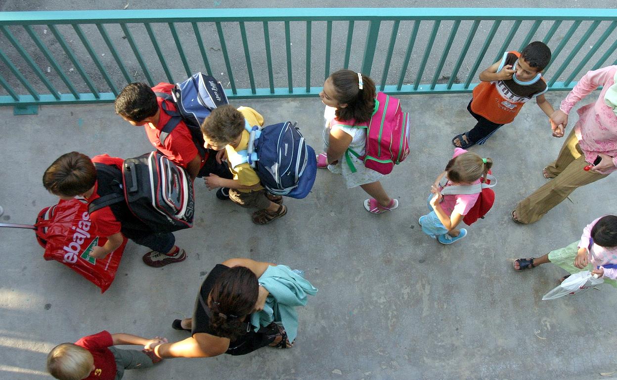 La Junta plantea abrir los colegios para niños de hasta 2º de la ESO cuyos padres trabajen