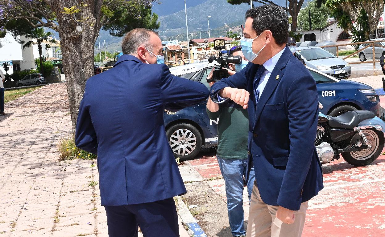 Juanma Moreno saluda al presidente de la Mancomunidad, José Antonio Mena, a la llegada a la sede de esa entidad