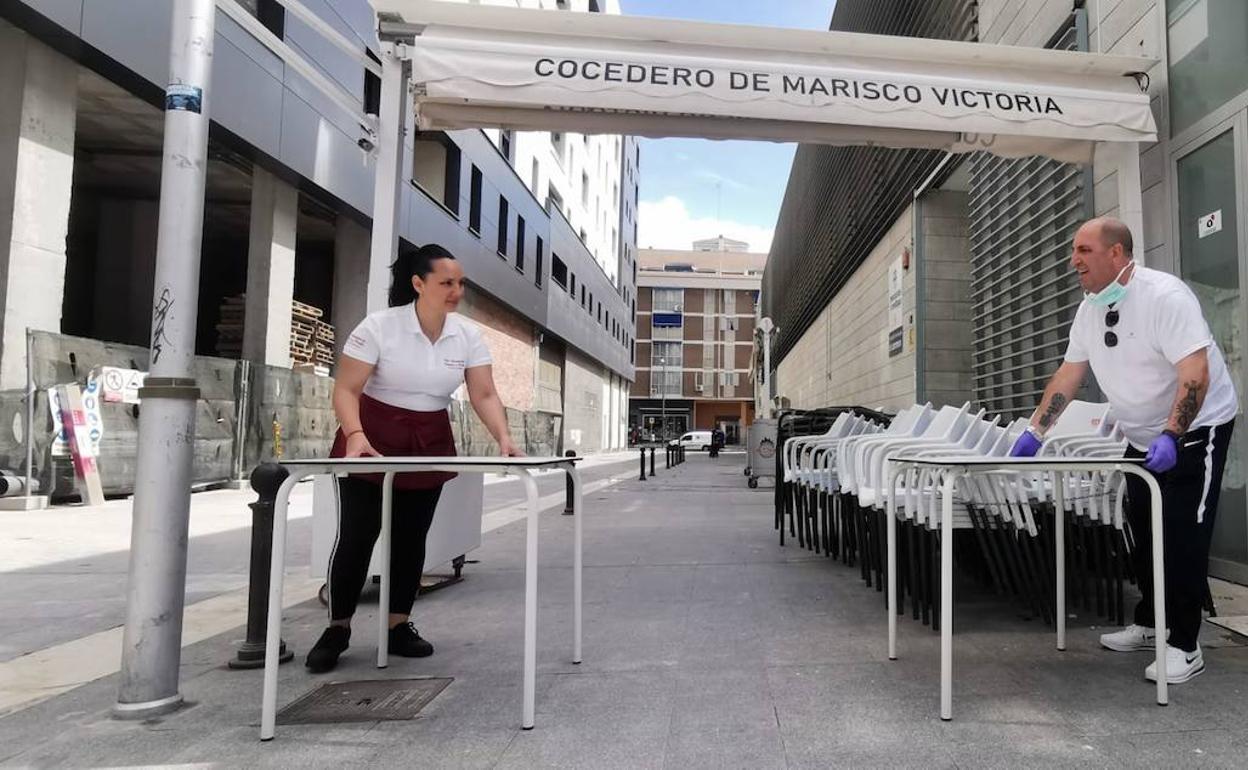Un establecimiento de la capital prepara las mesas para la reapertura.