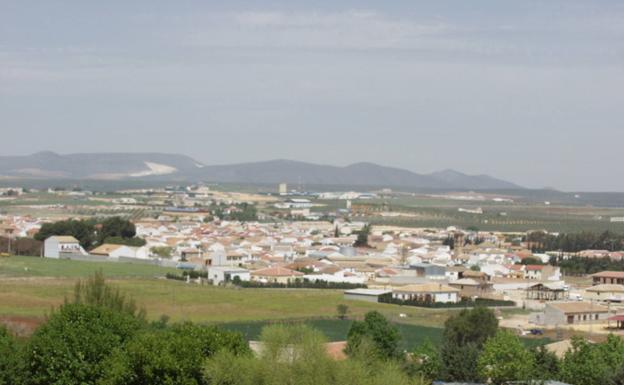 Panorámica. Desde la conocida como Sierrecilla, se puede obtener una interesante vista general del actual casco urbano de Humilladero, que tiene su origen en un anterior convento levantado en la zona. 