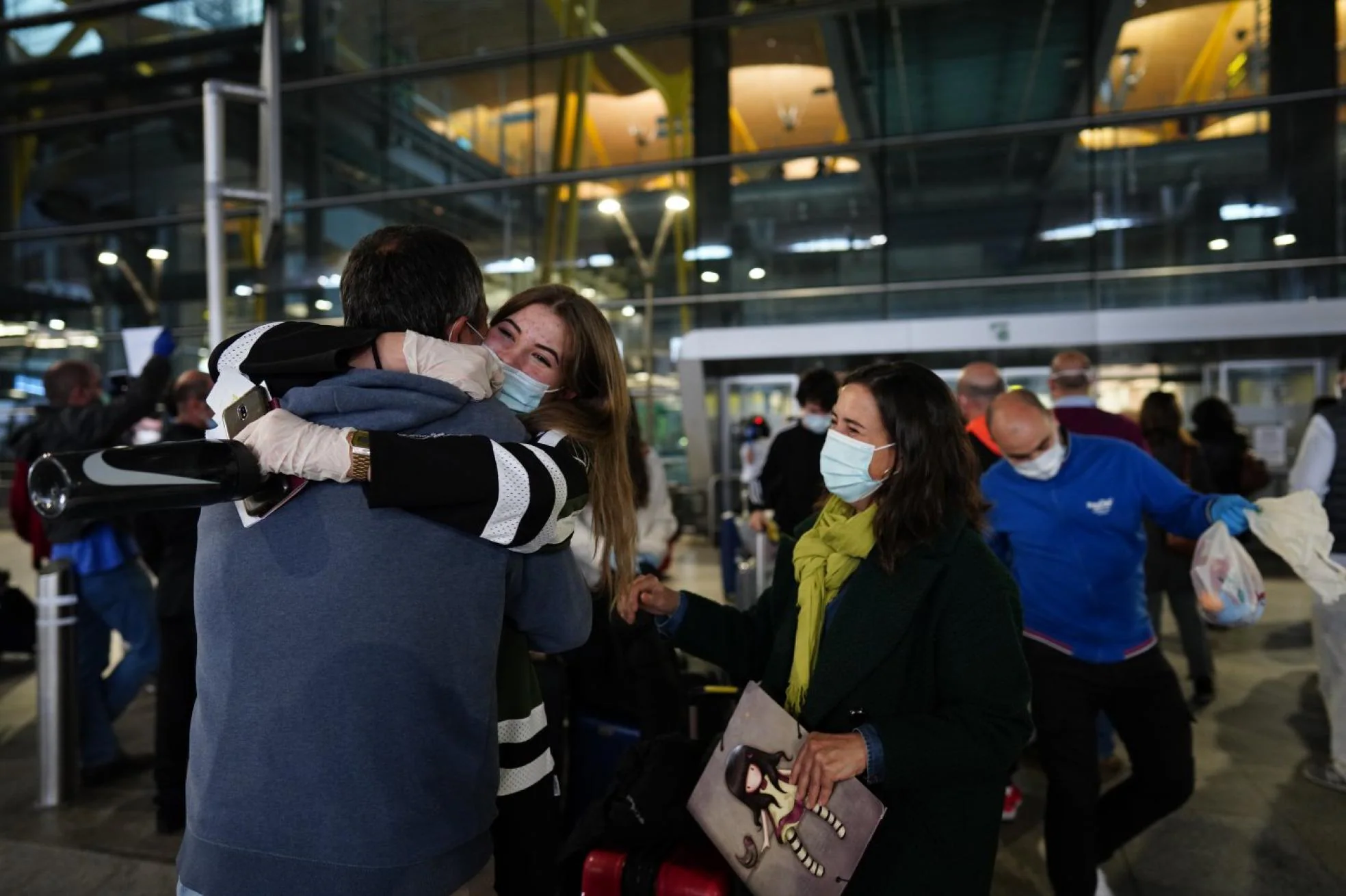 Los 208 pasajeros del primer vuelo fletado por el grupo de españoles varados en Irlanda llega, ayer, al aeropuerto de Barajas (Madrid). José ramón ladra