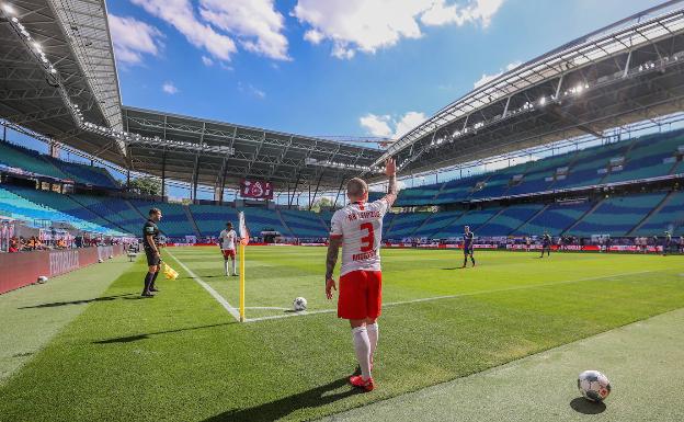 Imagen principal - Angeliño (Leipzig) se dispone sacar un córner en un estadio vacío; sobre estas líneas, la celebración de un gol del Wolfsburgo y, a la derecha, una disputa en el Hoffenheim-Hertha. -