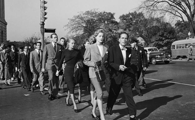 Bogart y Bacall, en 1947, liderando la protesta a favor de la liberación de los 'Diez de Hollywood', acusados de «comunistas»