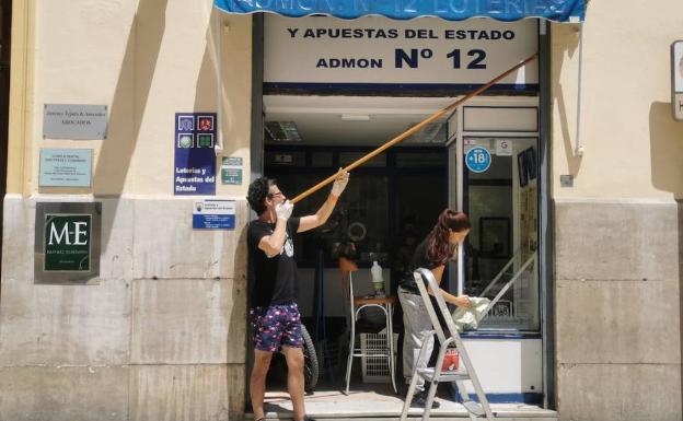 Imagen principal - Administraciones de lotería, restaurantes y tiendas retoman la actividad. 