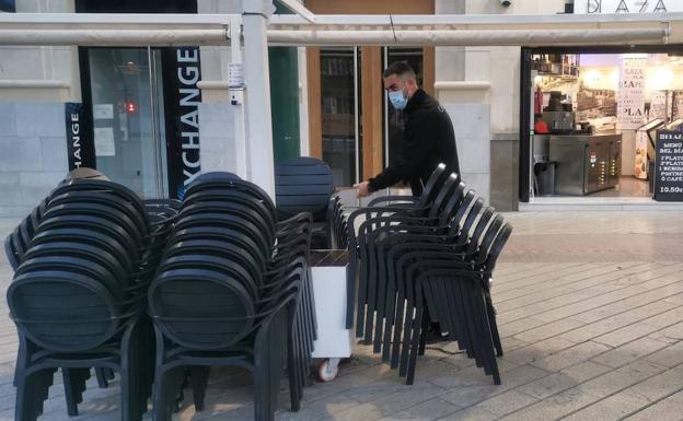 La cafetería Plaza, en el Centro, se prepara para abrir esta mañana a primera hora. 