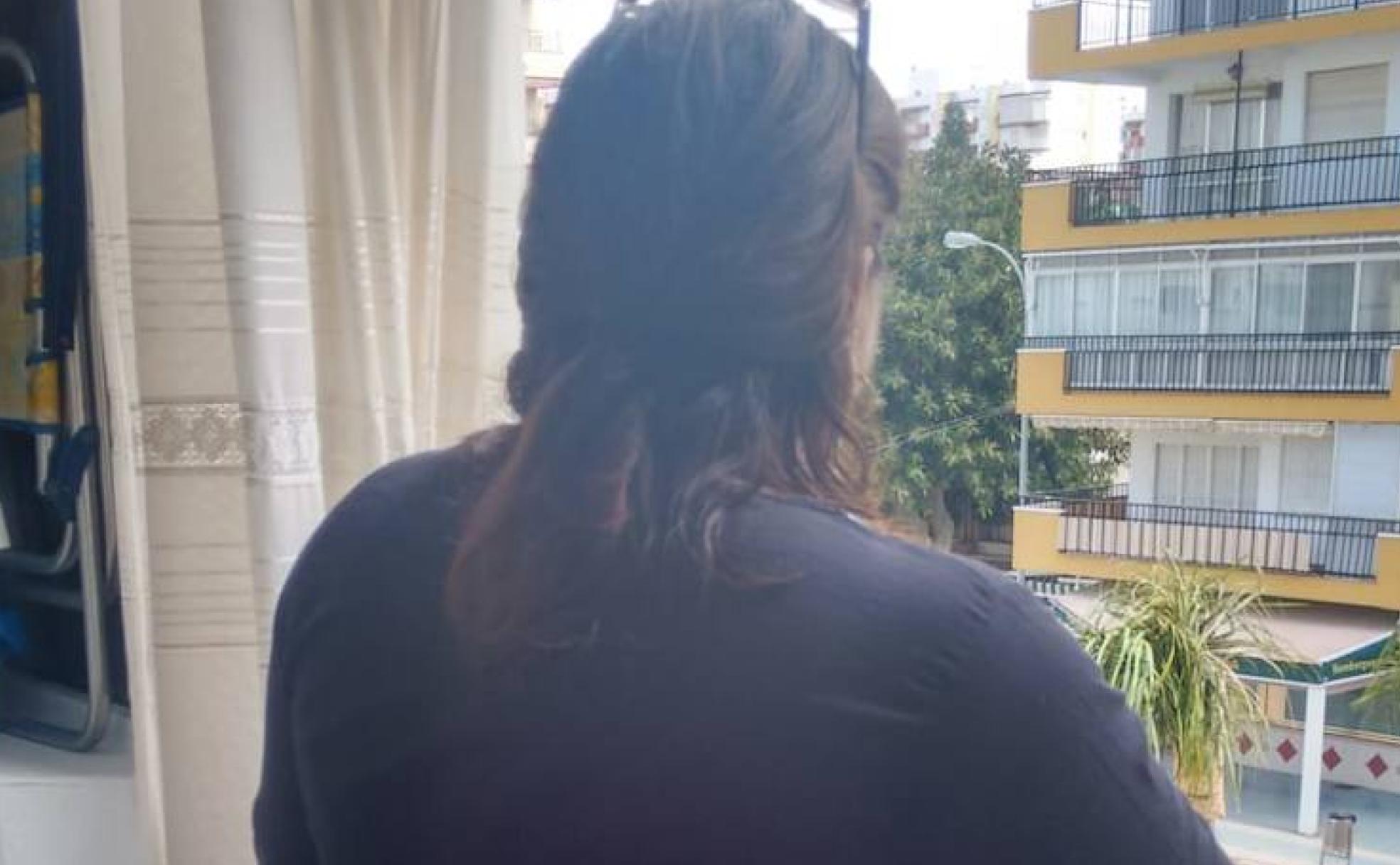 Julia mira por la ventana de su piso, en Torre del Mar. 