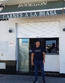 Imagen secundaria 2 - Arriba, terraza a rebosar en el Bar Las Conchas de Rincón de la Victoria este lunes, debajo a la izquierda Las Cuatro Esquinas, en Nerja, y a la derecha, Javier González, de El Bodegón de Caleta de Vélez. 