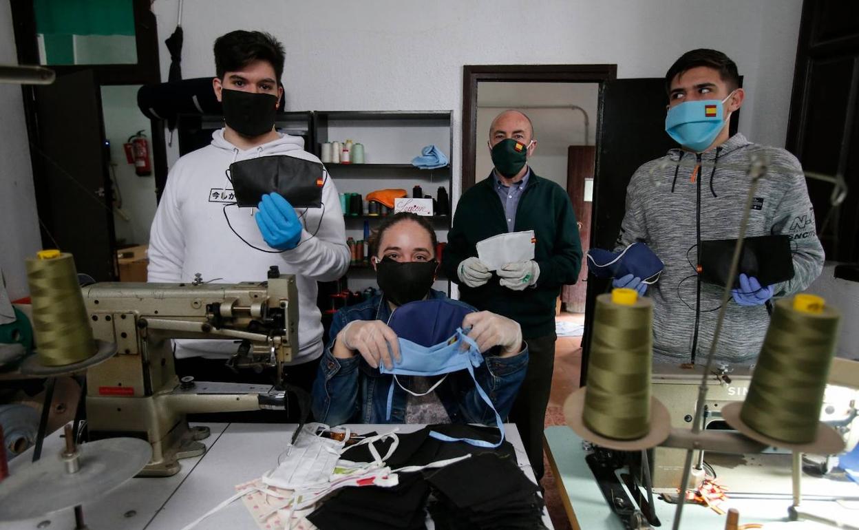 Juan Díaz y Ana Figuerido en el taller del Soho, junto a varios voluntarios. 