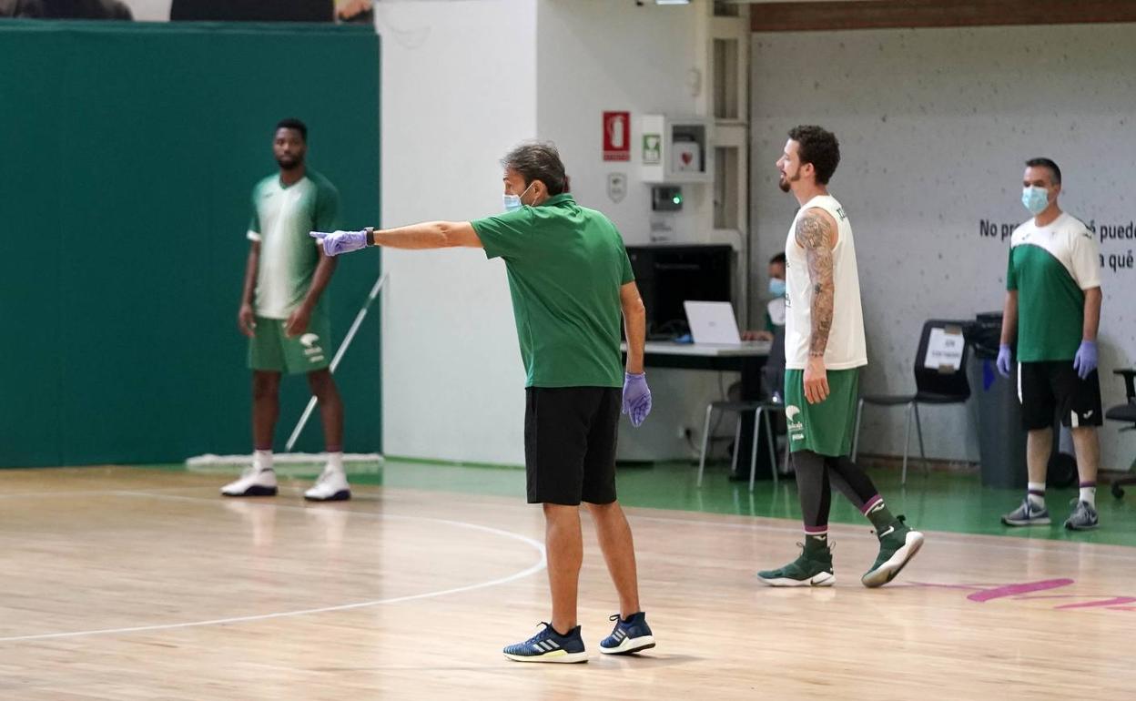 Casimiro da instrucciones a los jugadores en el entrenamiento del lunes. 