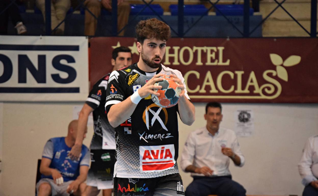 El central hispalense de 23 años Antonio Consuegra, con el Ángel Ximénez. 