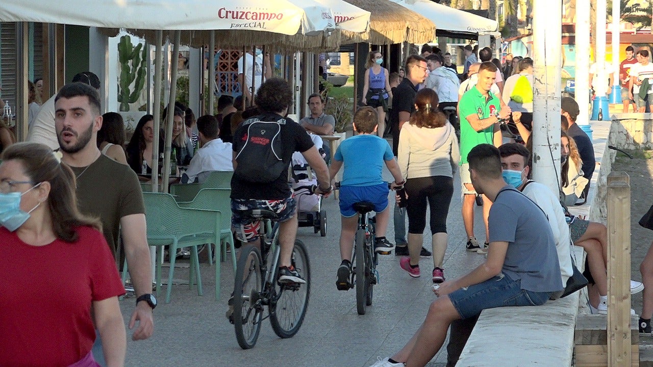 Las fotos muestran un concurrido paseo, con jóvenes que ocupan el muro que separa la playa, bicicletas y terrazas que dejan poco espacio al peatón