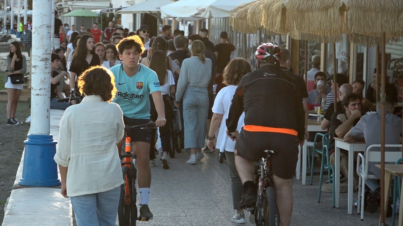 Las fotos muestran un concurrido paseo, con jóvenes que ocupan el muro que separa la playa, bicicletas y terrazas que dejan poco espacio al peatón