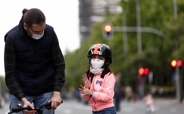 Un padre y su hija con mascarillas. 