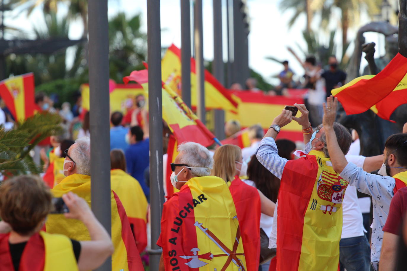 Los manifestantes, con mascarillas pero sin respetar las distancias de seguridad, pidieron la dimisión de Pedro Sánchez, al que llamaron «asesino»