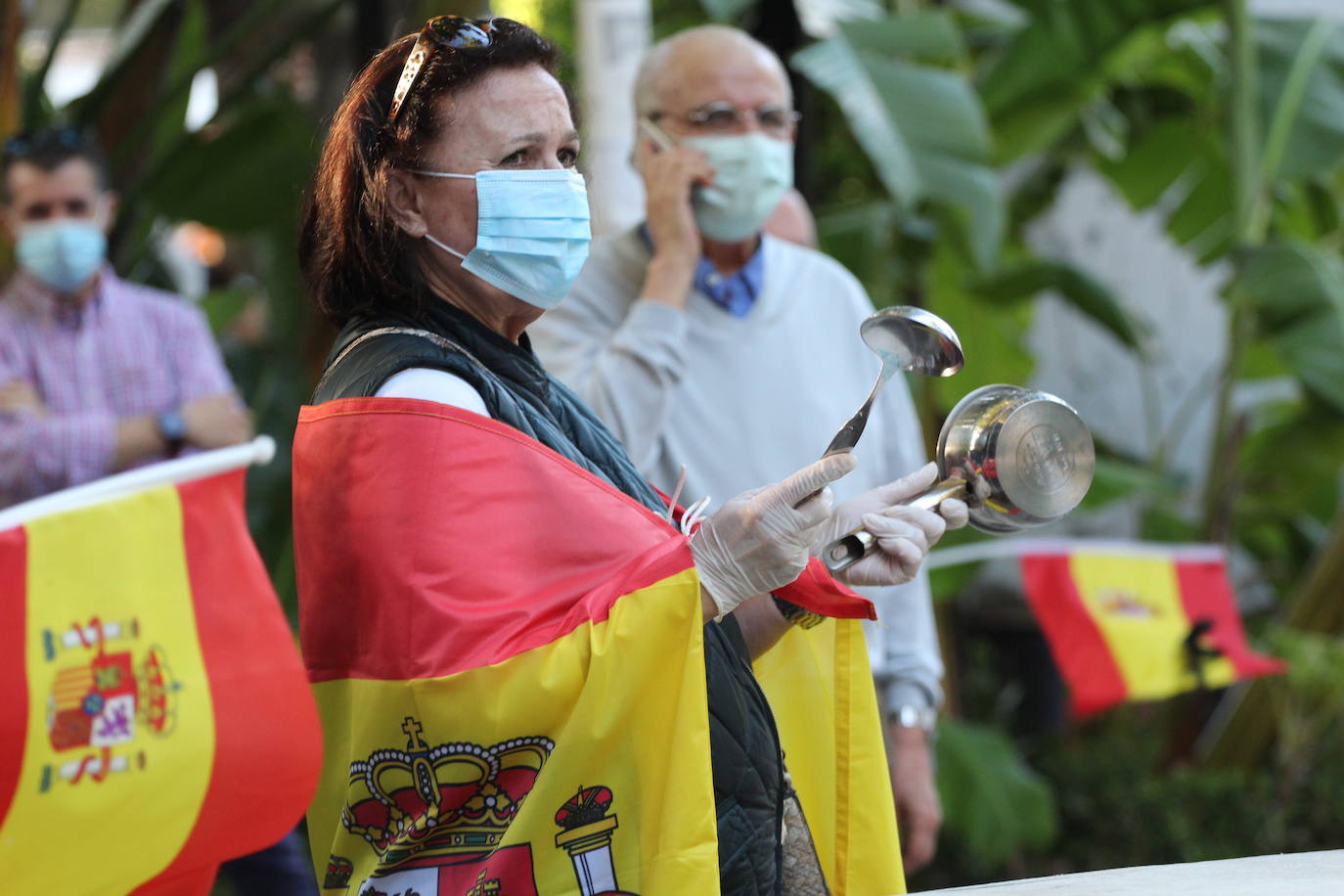 Los manifestantes, con mascarillas pero sin respetar las distancias de seguridad, pidieron la dimisión de Pedro Sánchez, al que llamaron «asesino»