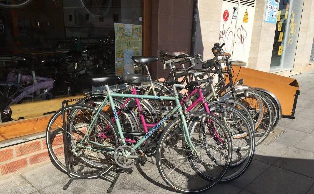 Bicicletas en la puerta de Recyclo Bike Shop. 