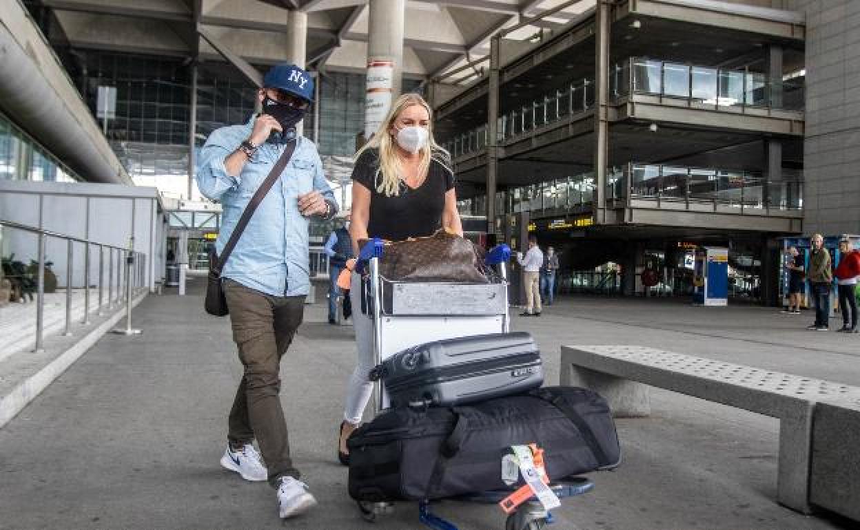 La Junta de Andalucía propone abrir el turismo internacional con controles de temperatura en aeropuertos y test a los visitantes
