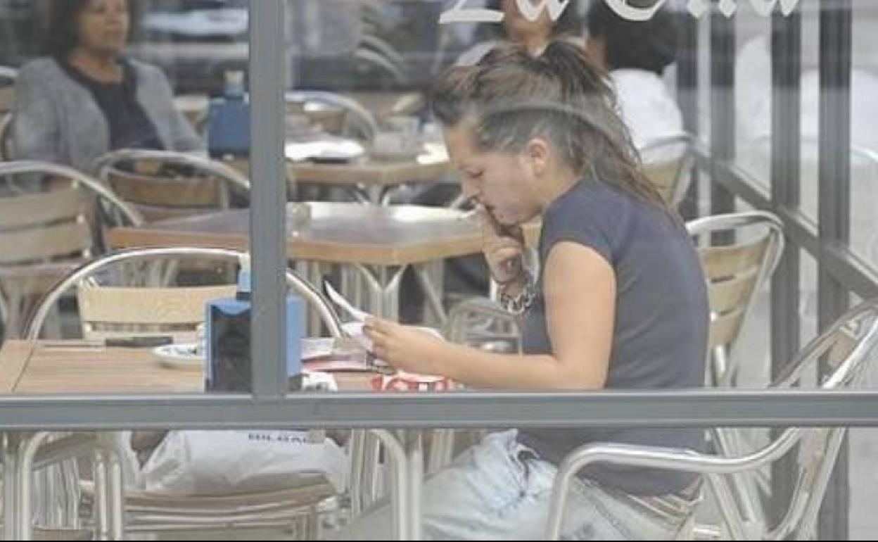 Neumólogos alertan de que fumar en las terrazas aumenta el riesgo de contagio por Covid-19