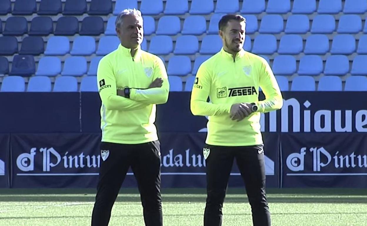 A la izquierda, Manolo Sánchez junto a Pellicer durante un entrenamiento en La Rosaleda.
