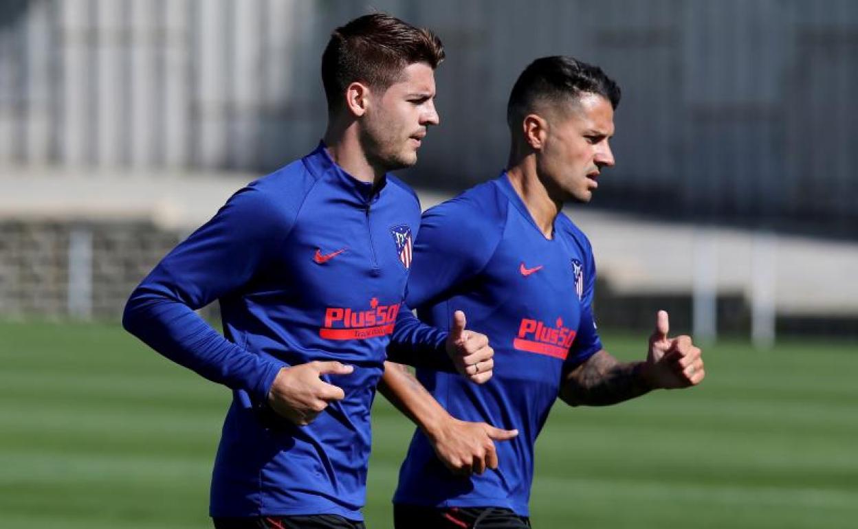 Morata y Vitolo, durante un entrenamiento del Atlético. 