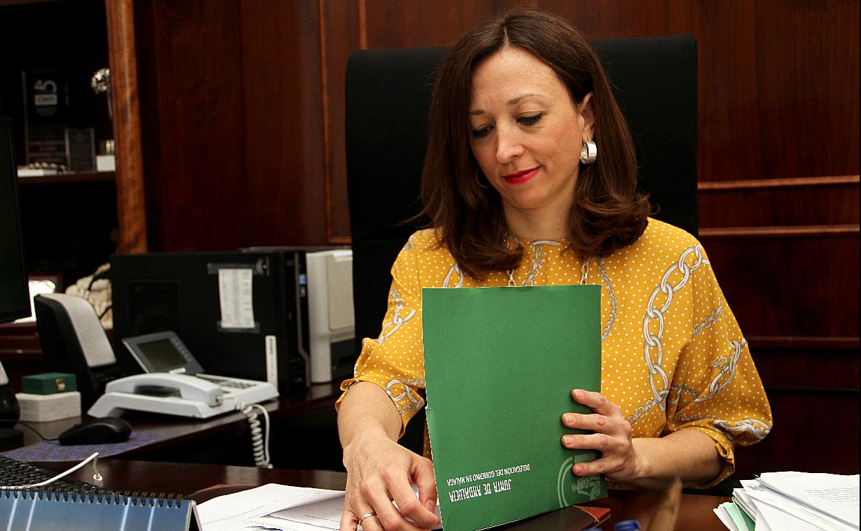 Navarro, trabajando en su despacho de la Delegación Provincial.