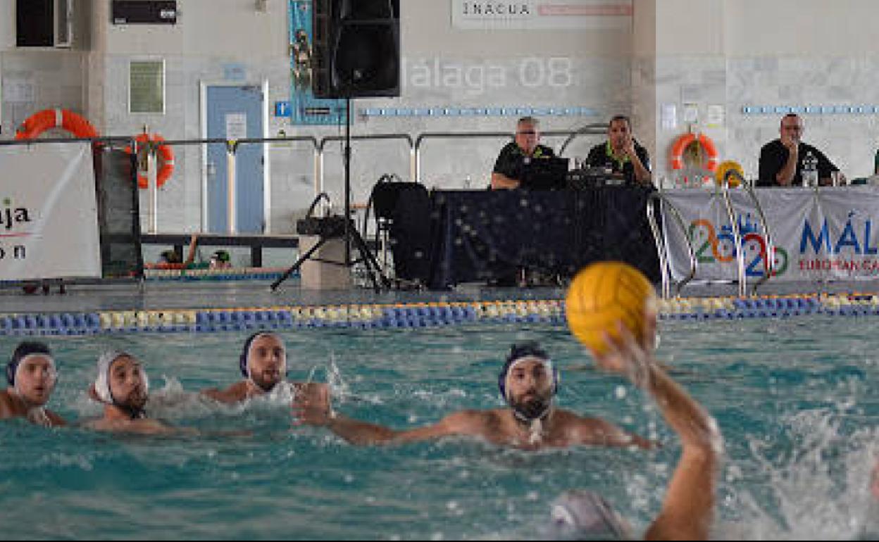 Una acción de un partido de esta temporada del Club Waterpolo Málaga. 