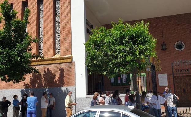 Colas a las puertas del santuario mientras aún se celebraba la misa en el interior. 