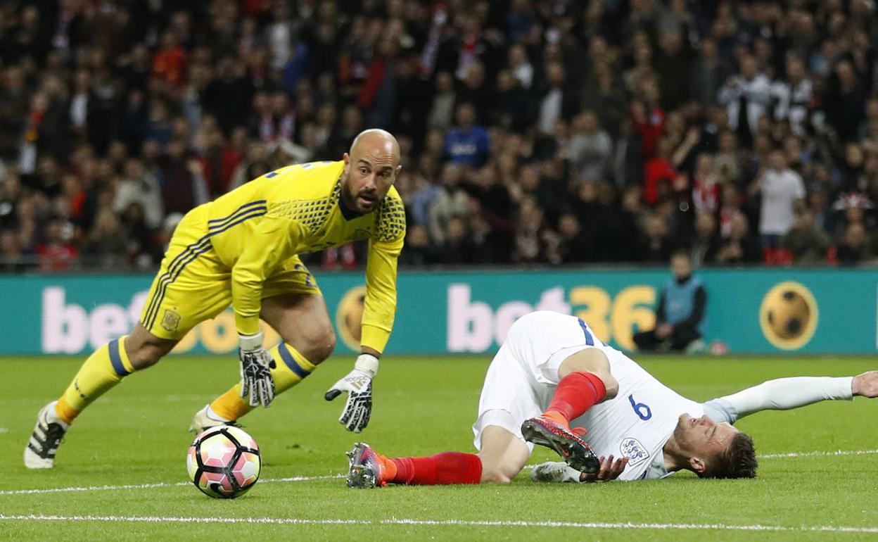 Pepe Reina, en un partido de la selección española. 