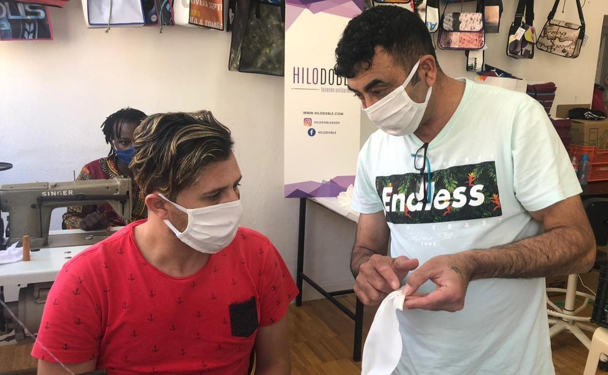 El proyecto de inclusión Hilo Doble se adapta a las circunstancias cosiendo mascarillas reutilizables