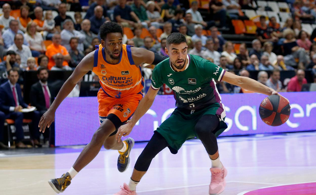 Loyd, del Valencia, persigue a Jaime Fernández durante un partido de esta temporada.