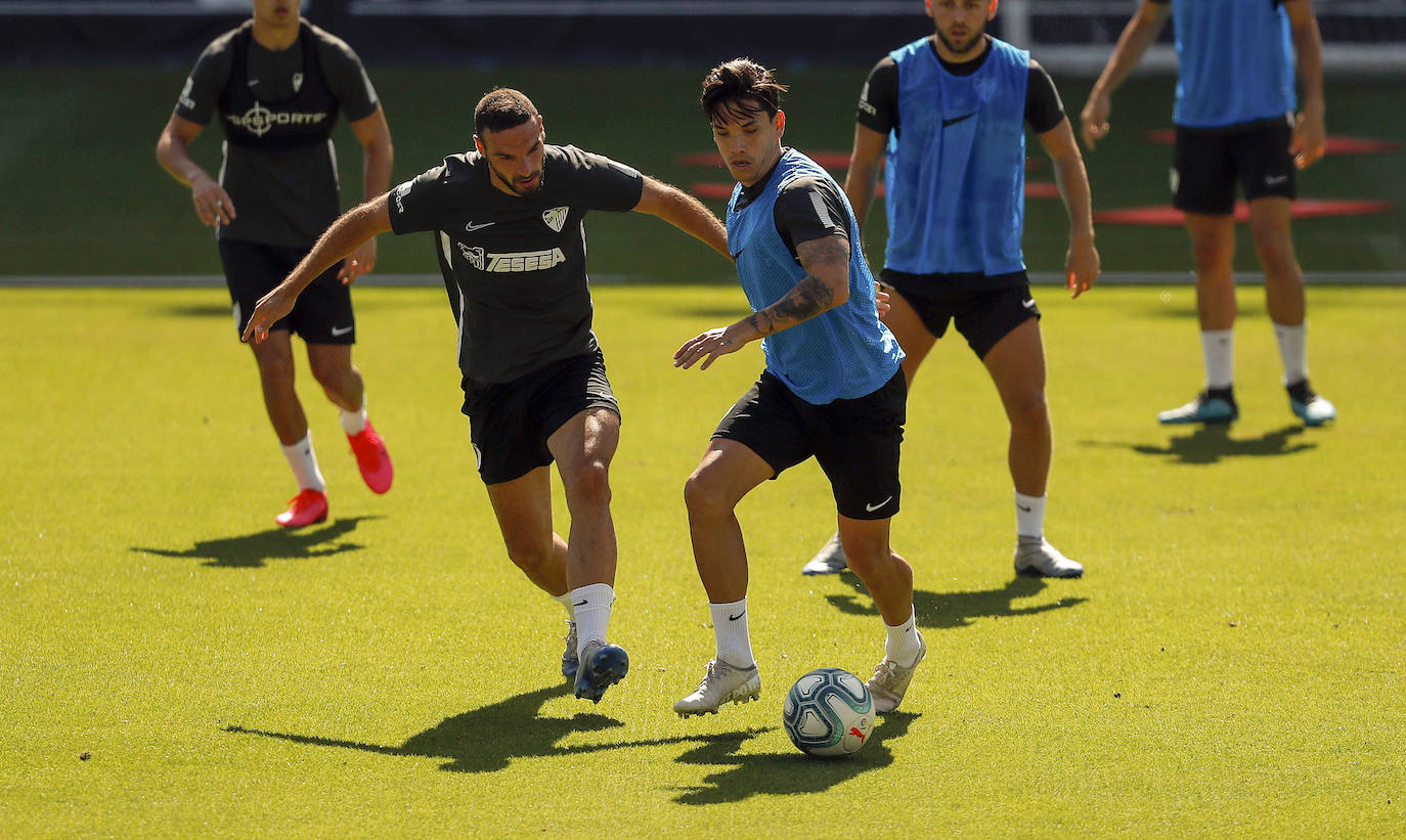 El trabajo se divide en dos sesiones con máximo 14 jugadores por cada una. Un paso intermedio antes de poder avanzar al regreso efectivo de los entrenamientos con toda la plantilla. Está previsto que el Málaga tenga sobre diez días de jornadas para entrenar con todos los disponibles a la vez antes de que arranque de nuevo la competición. 