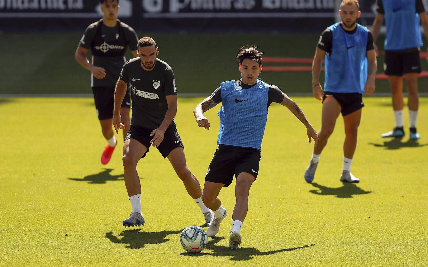 El trabajo se divide en dos sesiones con máximo 14 jugadores por cada una. Un paso intermedio antes de poder avanzar al regreso efectivo de los entrenamientos con toda la plantilla. Está previsto que el Málaga tenga sobre diez días de jornadas para entrenar con todos los disponibles a la vez antes de que arranque de nuevo la competición. 