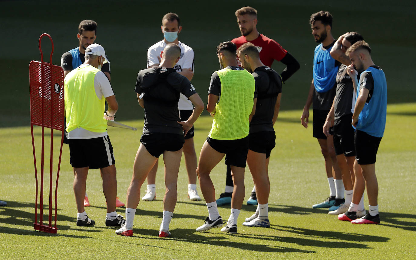 El trabajo se divide en dos sesiones con máximo 14 jugadores por cada una. Un paso intermedio antes de poder avanzar al regreso efectivo de los entrenamientos con toda la plantilla. Está previsto que el Málaga tenga sobre diez días de jornadas para entrenar con todos los disponibles a la vez antes de que arranque de nuevo la competición. 