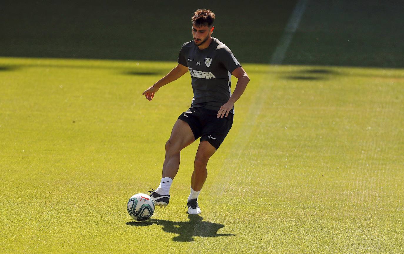 El trabajo se divide en dos sesiones con máximo 14 jugadores por cada una. Un paso intermedio antes de poder avanzar al regreso efectivo de los entrenamientos con toda la plantilla. Está previsto que el Málaga tenga sobre diez días de jornadas para entrenar con todos los disponibles a la vez antes de que arranque de nuevo la competición. 