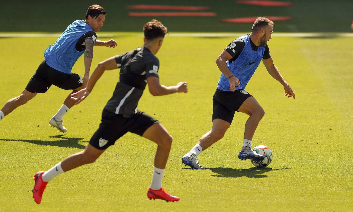 El trabajo se divide en dos sesiones con máximo 14 jugadores por cada una. Un paso intermedio antes de poder avanzar al regreso efectivo de los entrenamientos con toda la plantilla. Está previsto que el Málaga tenga sobre diez días de jornadas para entrenar con todos los disponibles a la vez antes de que arranque de nuevo la competición. 