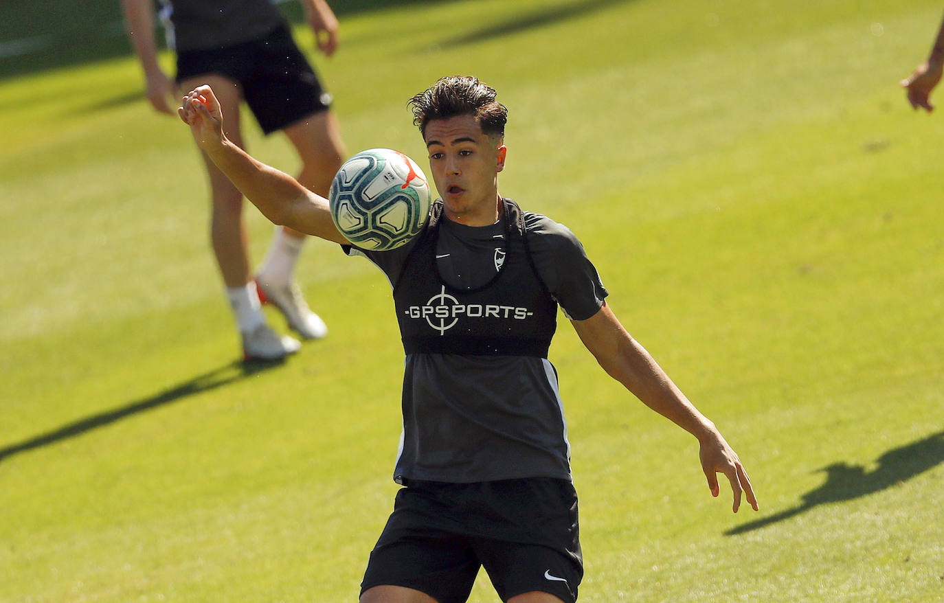 El trabajo se divide en dos sesiones con máximo 14 jugadores por cada una. Un paso intermedio antes de poder avanzar al regreso efectivo de los entrenamientos con toda la plantilla. Está previsto que el Málaga tenga sobre diez días de jornadas para entrenar con todos los disponibles a la vez antes de que arranque de nuevo la competición. 