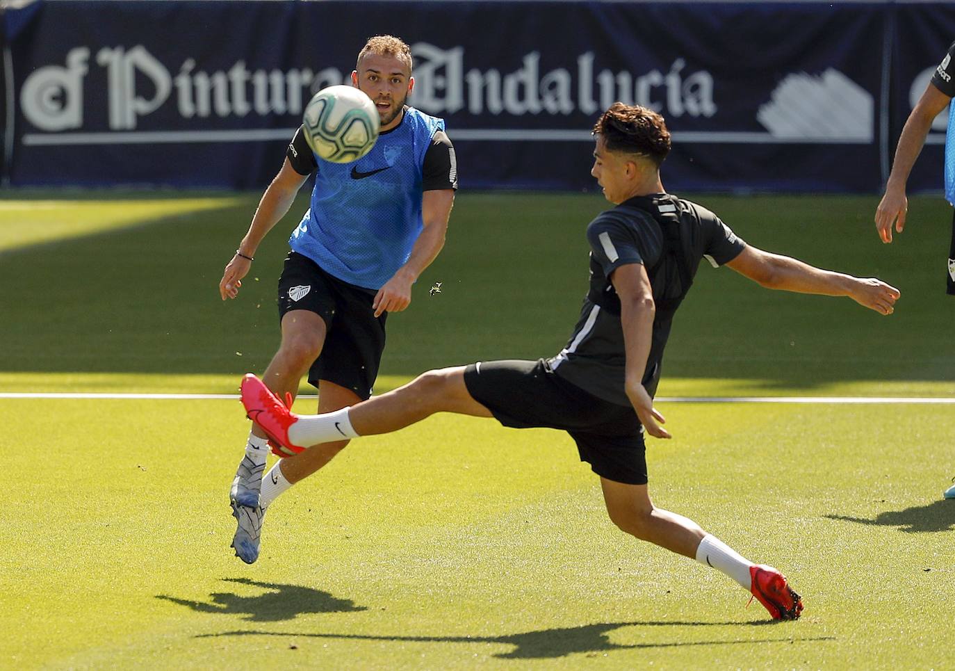 El trabajo se divide en dos sesiones con máximo 14 jugadores por cada una. Un paso intermedio antes de poder avanzar al regreso efectivo de los entrenamientos con toda la plantilla. Está previsto que el Málaga tenga sobre diez días de jornadas para entrenar con todos los disponibles a la vez antes de que arranque de nuevo la competición. 