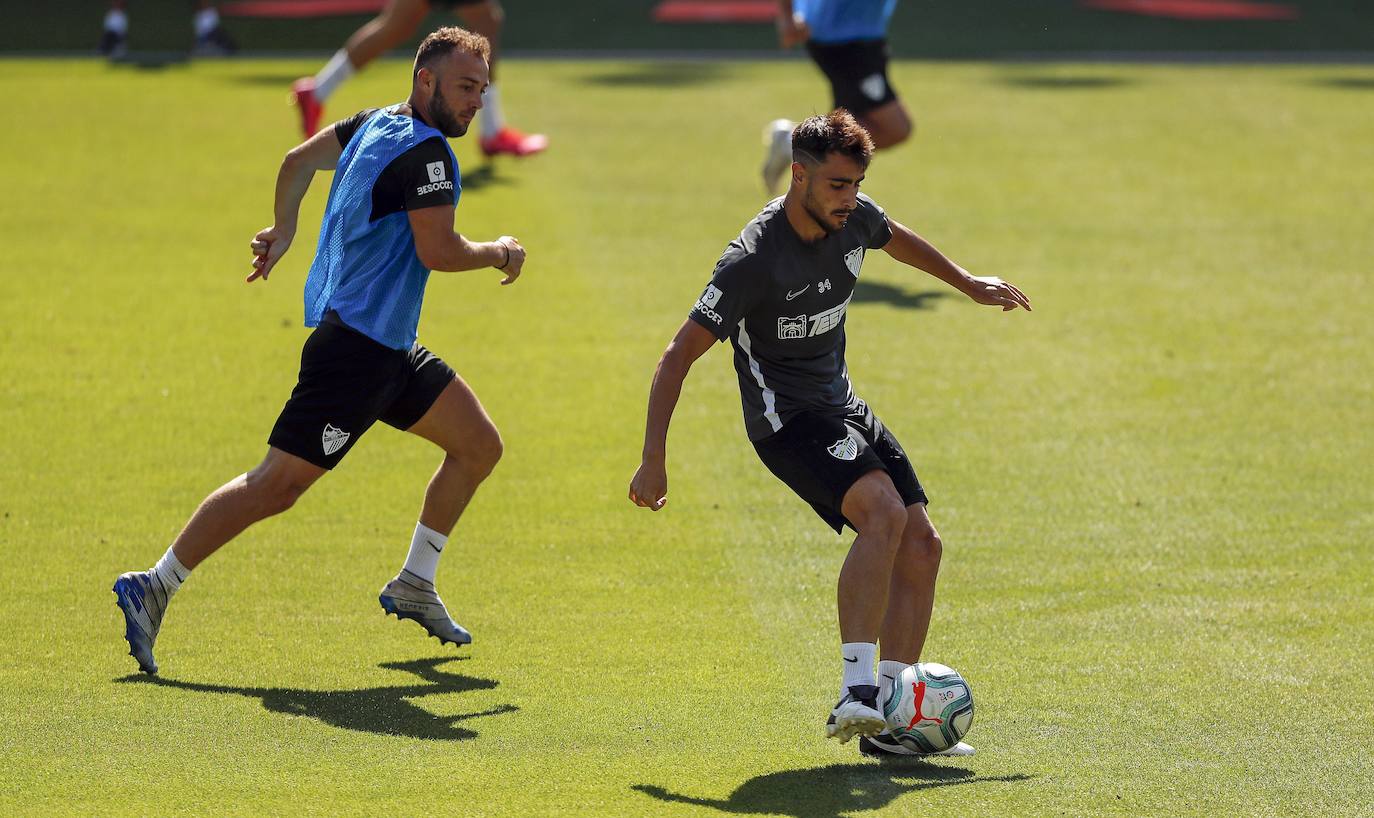 El trabajo se divide en dos sesiones con máximo 14 jugadores por cada una. Un paso intermedio antes de poder avanzar al regreso efectivo de los entrenamientos con toda la plantilla. Está previsto que el Málaga tenga sobre diez días de jornadas para entrenar con todos los disponibles a la vez antes de que arranque de nuevo la competición. 