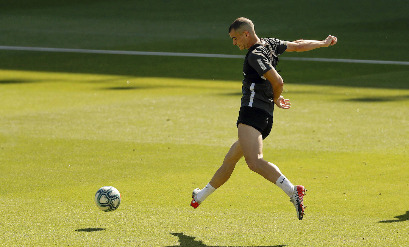 El trabajo se divide en dos sesiones con máximo 14 jugadores por cada una. Un paso intermedio antes de poder avanzar al regreso efectivo de los entrenamientos con toda la plantilla. Está previsto que el Málaga tenga sobre diez días de jornadas para entrenar con todos los disponibles a la vez antes de que arranque de nuevo la competición. 