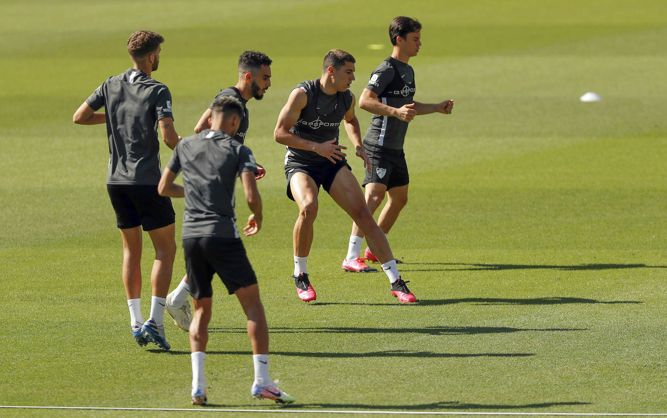 El trabajo se divide en dos sesiones con máximo 14 jugadores por cada una. Un paso intermedio antes de poder avanzar al regreso efectivo de los entrenamientos con toda la plantilla. Está previsto que el Málaga tenga sobre diez días de jornadas para entrenar con todos los disponibles a la vez antes de que arranque de nuevo la competición. 