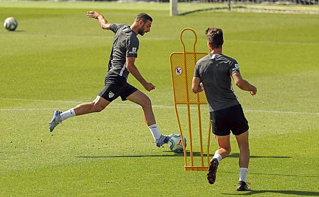 Imagen principal - La cuenta atrás ya aprieta en el Málaga