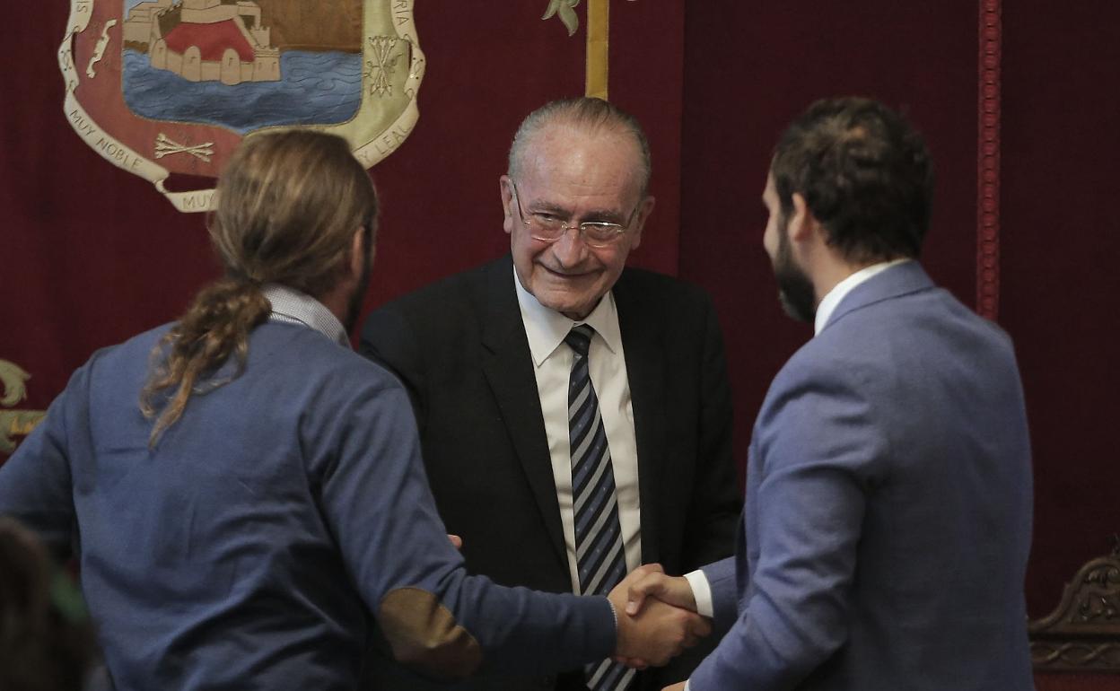 Pérez le da la mano a Cassá en presencia del alcalde.