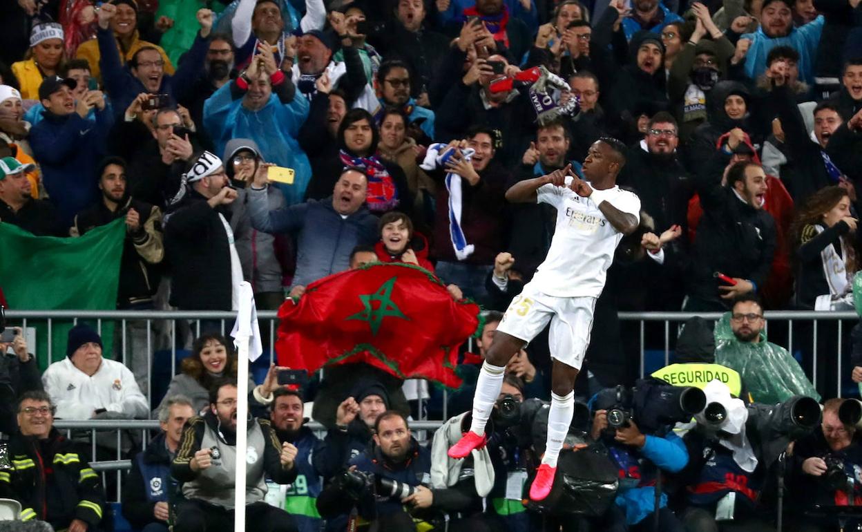 Vinicius celebra su gol en el último clásico en un Bernabéu a rebosar. 