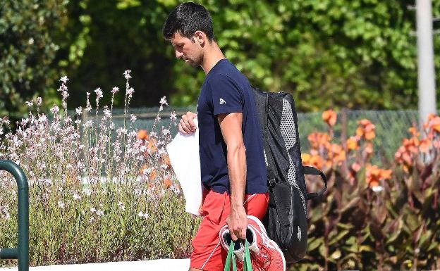 El tenista serbio, con las zapatillas en la mano, abandona Puente Romano tras una sesión de trabajo. 